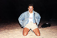 /images/133/1999-09-lake-powell-me.jpg - 00400: me at Lone Rock with Eva & Sandra … Dec 1999 -- Lake Powell, Colorado