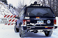 /images/133/2000-12-phx-tor-road-closed.jpg - 00727: by Aspen … Phoenix-Toronto 3,500 mile snow-camping trip … Dec 2000 -- Aspen, Colorado