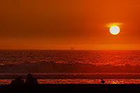 /images/133/2001-03-cali-sunset.jpg - #00768: Silhouettes of a couple and a seagull at Huntington Beach … March 2001 -- Huntington Beach, California
