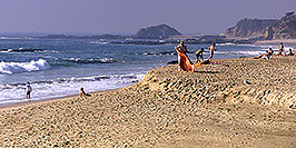 /images/133/2001-07-cali-beach-people-pano.jpg - #00793: Images of Aliso Creek Beach at Laguna Beach … July 2001 -- Aliso Creek Beach, Laguna Beach, California