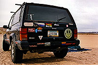 /images/133/2001-11-jeep-lake-powell.jpg - 00907: big Smiley days … Lone Rock … Nov 2001 -- Lone Rock, Lake Powell, Utah