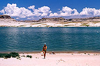 /images/133/2004-07-powell-ewka-walk-beach.jpg - #01756: Ewelina coming from suntanning to the cars … July 2004 -- Lone Rock, Lake Powell, Utah