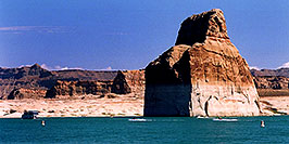 /images/133/2004-07-powell-lake-lone-rock-pano.jpg - #01794: rock of Lone Rock … July 2004 -- Lone Rock, Lake Powell, Utah