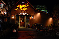 /images/133/2006-09-30-lone-night07.jpg - #02871: Mimis Café in Lone Tree … Sept 2006 -- Yosemite Rd, Lone Tree, Colorado