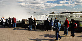 /images/133/2006-10-15-niag-people02-w.jpg - #03031: images of Niagara Falls … Oct 2006 -- Niagara Falls, Ontario.Canada