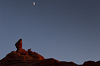 /images/133/2010-09-14-arches-balanced-33973.jpg - #08676: Moon over rocks in Arches National Park … September 2010 -- Balanced Rock, Arches Park, Utah