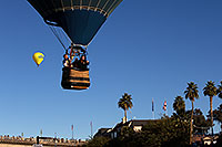 /images/133/2013-01-20-havasu-balloons-21574.jpg - #10750: Balloons above London Bridge at Lake Havasu City … January 2013 -- London Bridge, Lake Havasu City, Arizona