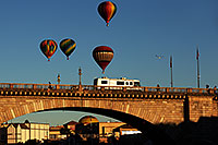 /images/133/2013-01-21-havasu-balloons-22691.jpg - #10768: Balloons above London Bridge at Lake Havasu City … January 2013 -- London Bridge, Lake Havasu City, Arizona