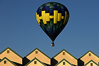 /images/133/2013-01-21-havasu-balloons-22824.jpg - #10773: Balloon above The Heat condos at Lake Havasu City … January 2013 -- Lake Havasu City, Arizona