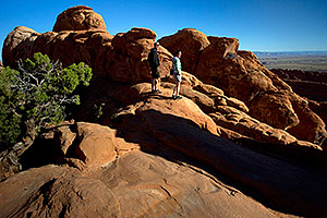 People heading towards Double O Arch in Devils Garden in Arches National Park