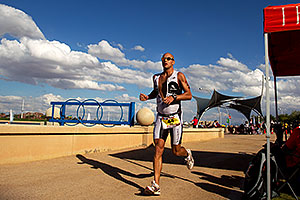 07:48:10 - #44 Jeff Paul [USA] (eventually 32nd in 09:05:19) finishing Lap 2 - Ironman Arizona 2011