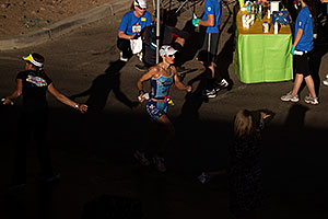 09:13:53 - #80 Kim Schwabenbauer [USA, 10th] running at Ironman Arizona 2012