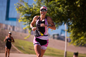 06:05:07 #70 Katy Blakemore [4th,USA,09:11:32] running at Ironman Arizona 2014
