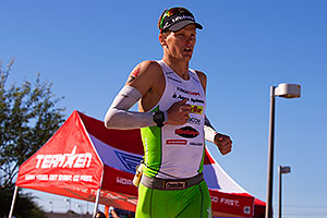 06:29:25 #7 Brenth McMahon [1st,CAN,07:55:48] running at Ironman Arizona 2014