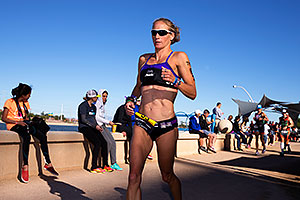 07:59:55 #93 Amanda Stevens [5th,USA,09:15:32] running at Ironman Arizona 2014