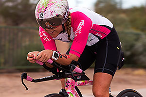 02:43:53 #72 Michelle Vesterby [5th,DNK,09:11:31] cycling at Ironman Arizona 2015