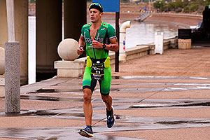 05:31:43 #11 Lionel Sanders [1st,CAN,07:58:22] running for eventual win at Ironman Arizona 2015