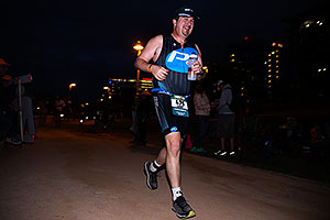 12:03:37 #86 Ashley Paulson [12th,USA,09:36:48] running at Ironman Arizona 2016