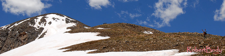 /images/500/2007-06-10-elbert-skier3-sp.jpg - #03898: Skier walking up as 3 hikers look down on North Trail of Mt Elbert  … June 2007 -- Mt Elbert, Colorado