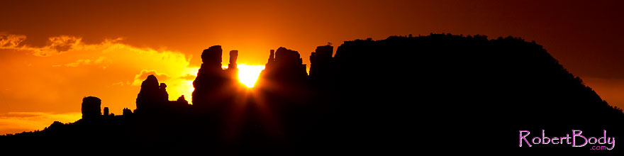 /images/500/2011-07-31-sedona-sunset-89401sp.jpg - #09391: Sun setting behind rock formations in Sedona … July 2011 -- Sedona, Arizona