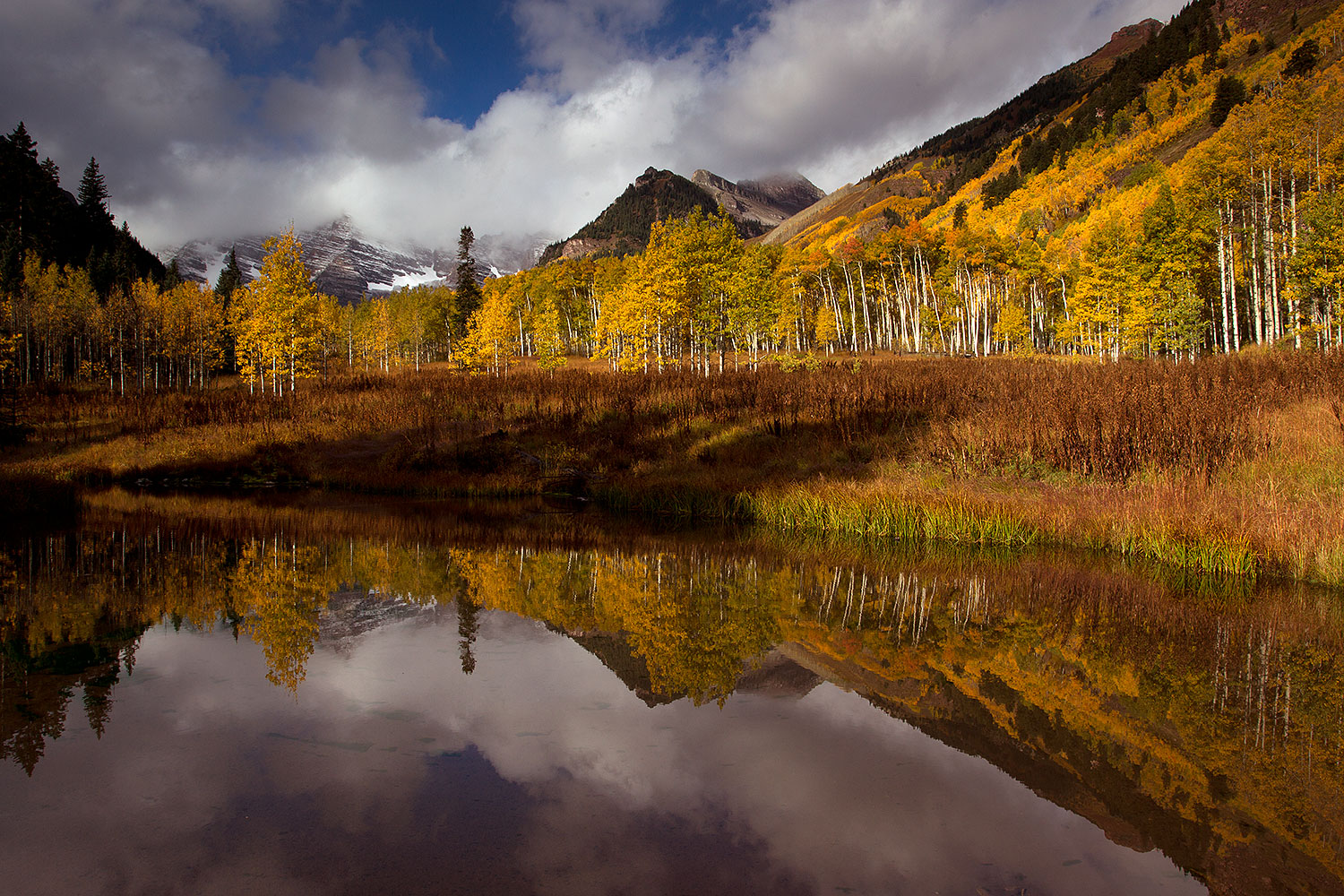 2011-10-05-maroon-pond-104854
